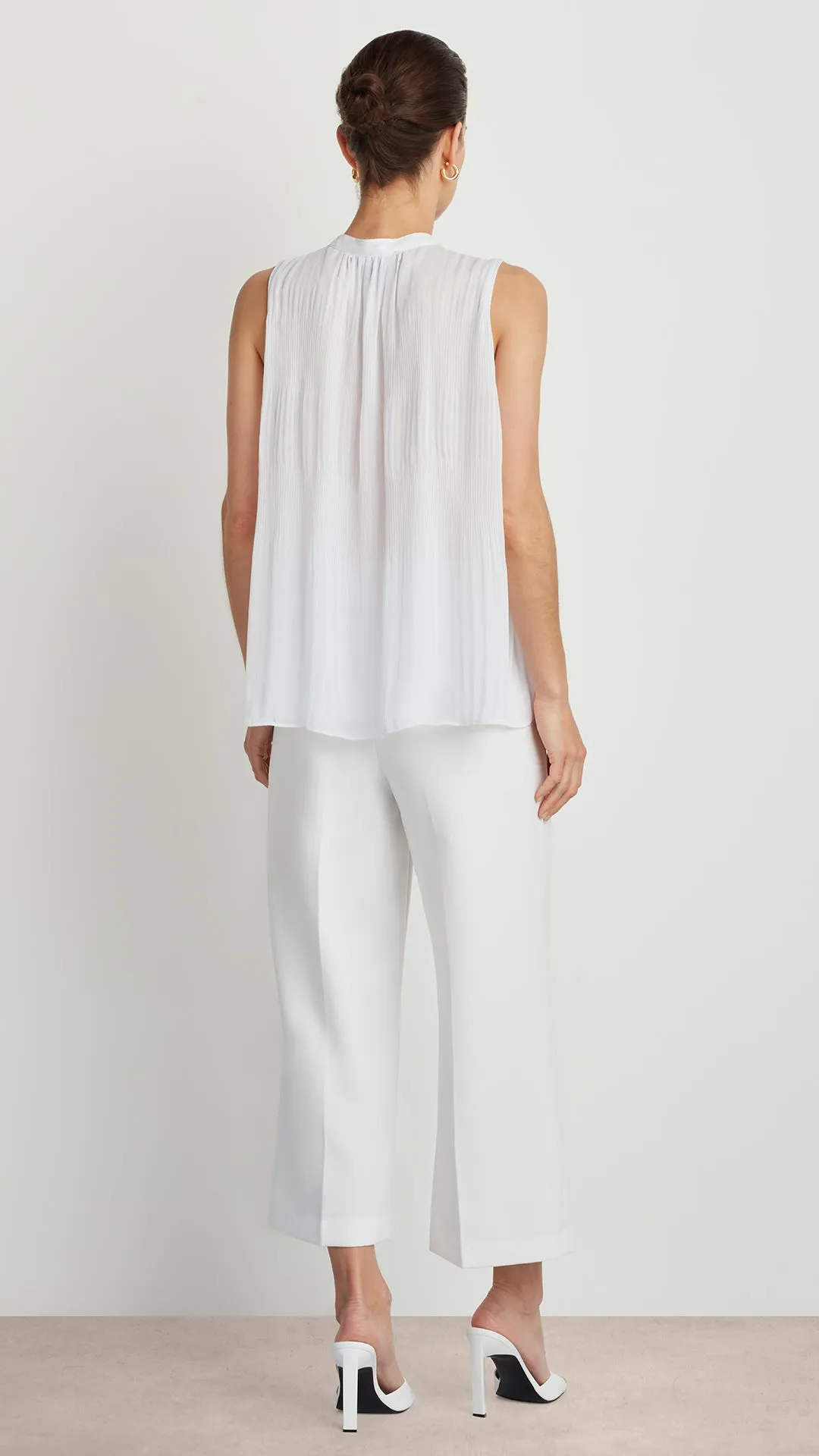 SLEEVELESS PLEAT AND RELEASE TOP